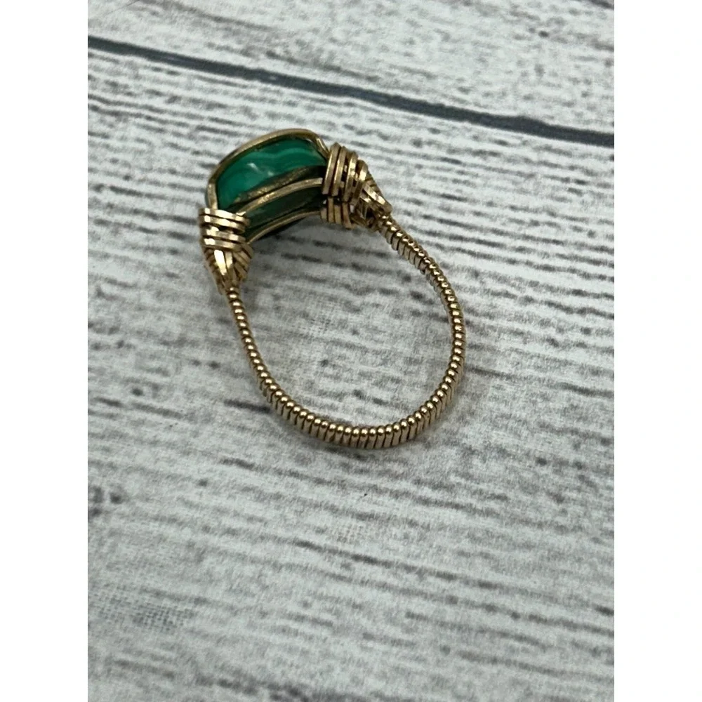 Vintage Gold Tone Wire Wrapped Ring with Green Malachite Oval Stone‎ Size 9